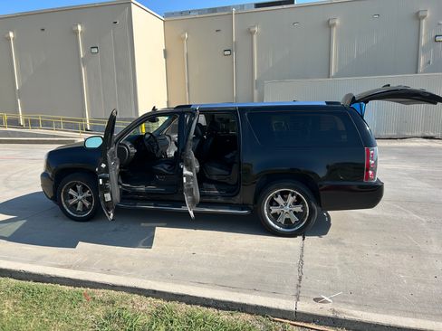 Used 2010 GMC Yukon XL Denali AWD/4WD image 12