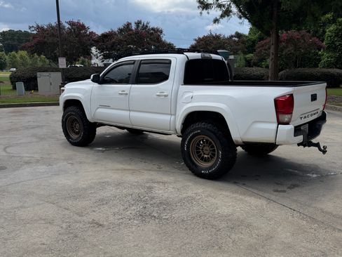 Used 2017 Toyota Tacoma TRD Sport w/ Tow Package (A/T) AWD/4WD image 6