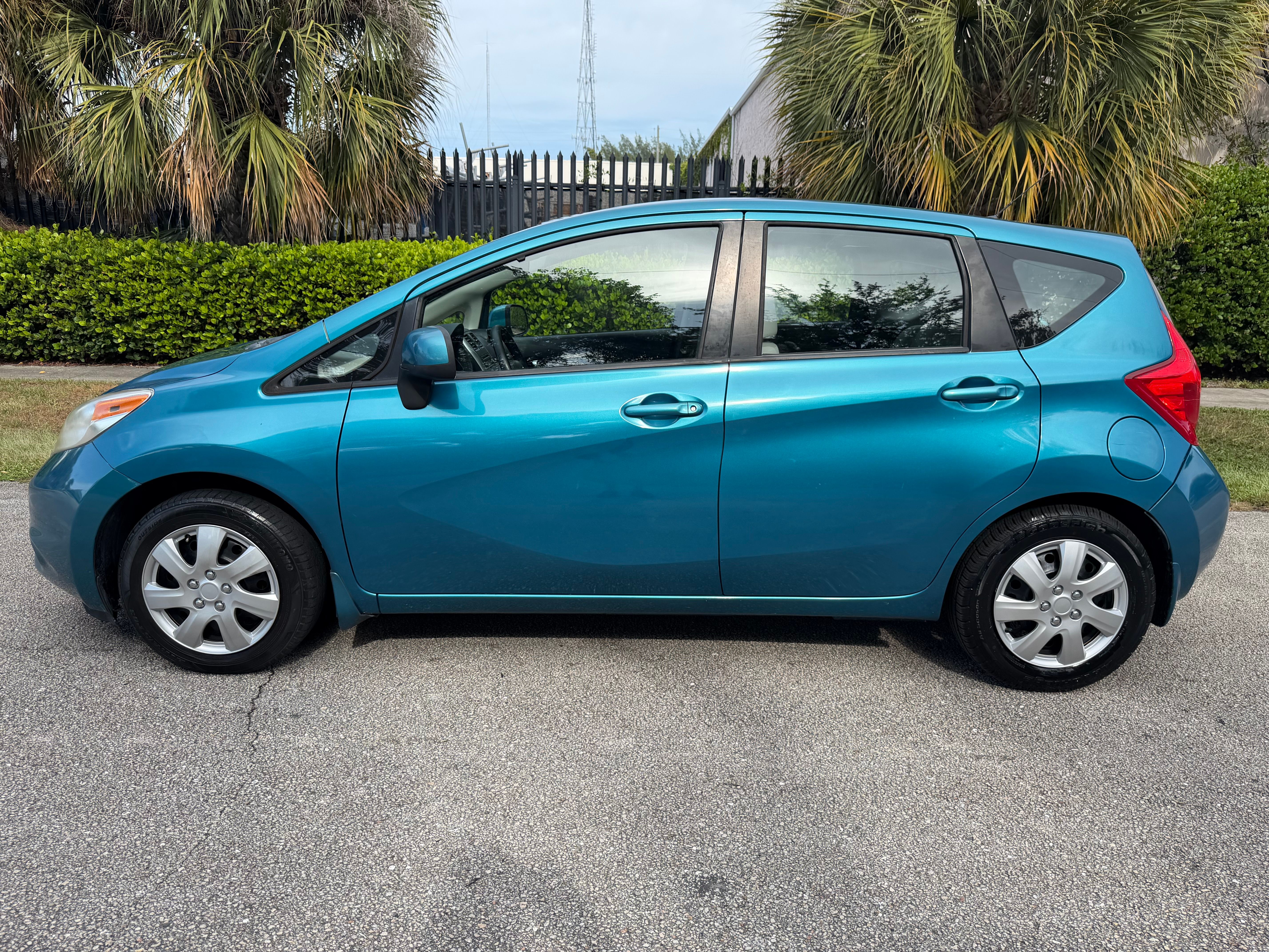Used 2014 Nissan Versa Note SV FWD image 2