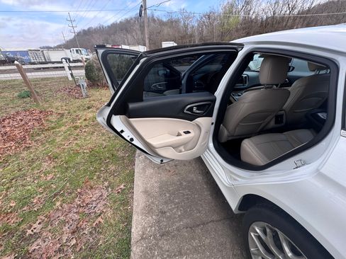 Used 2016 Chrysler 200 C image 5