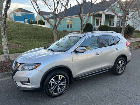 Used 2017 Nissan Rogue SL w/ SL Premium Package image 2