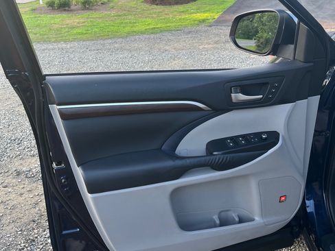 Used 2014 Toyota Highlander Limited image 14