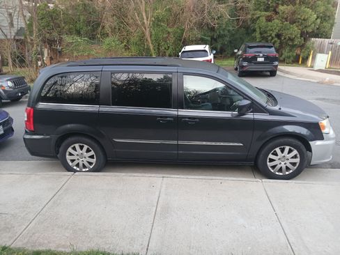 Used 2014 Chrysler Town & Country Touring image 4