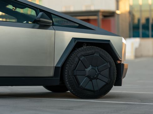 Used 2024 Tesla Cybertruck AWD Crew Cab image 6