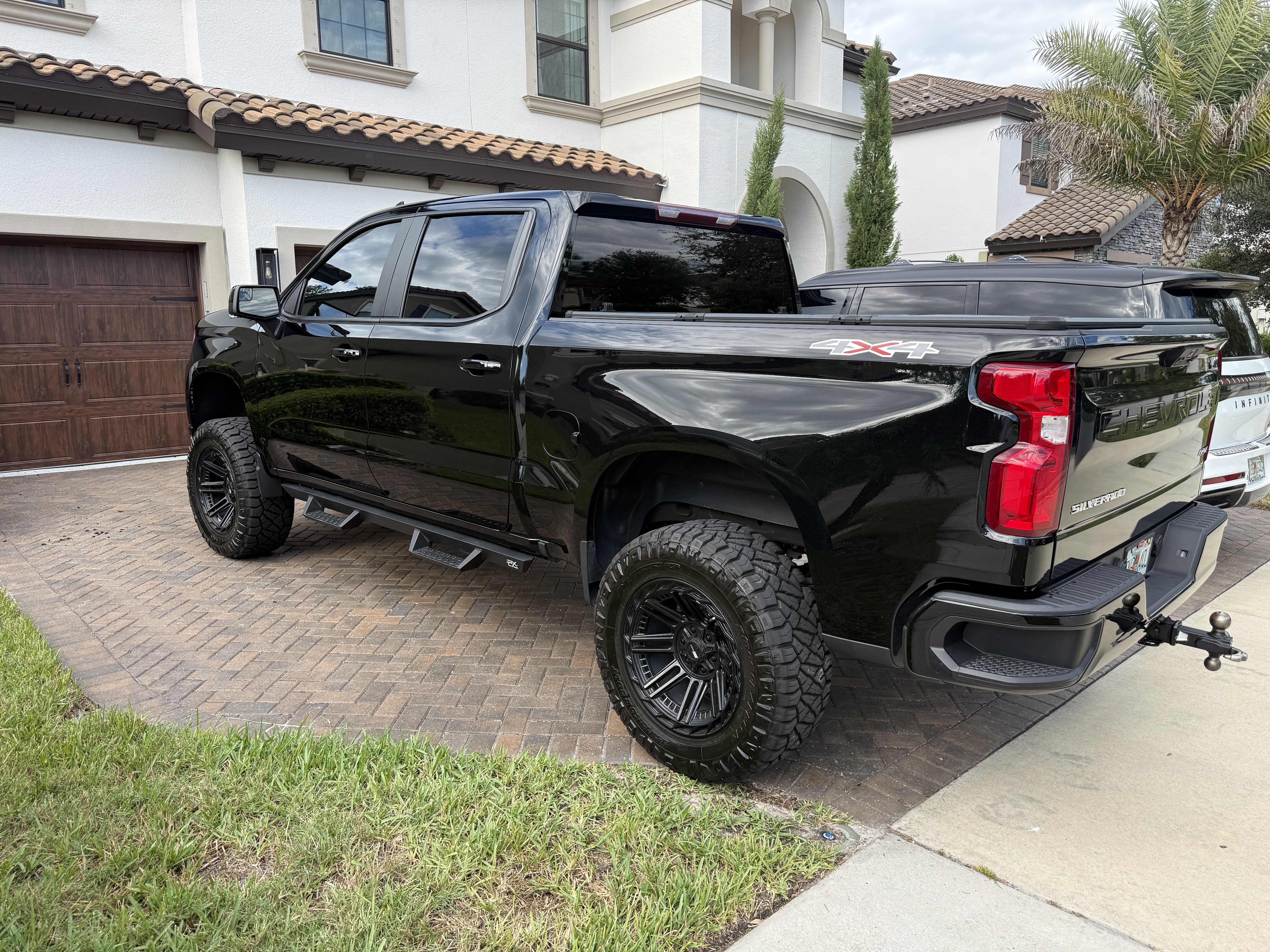 Used 2025 Chevrolet Silverado 1500 RST AWD/4WD image 2