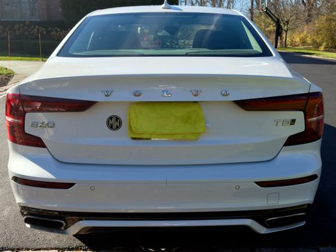 Used 2021 Volvo S60 T5 Momentum w/ Premium Package image 4