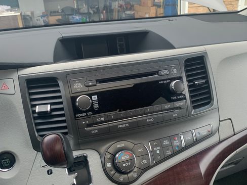 Used 2012 Toyota Sienna Limited w/ Entertainment Pkg image 6