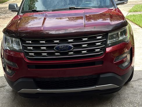 Used 2017 Ford Explorer XLT w/ Equipment Group 202A FWD image 4