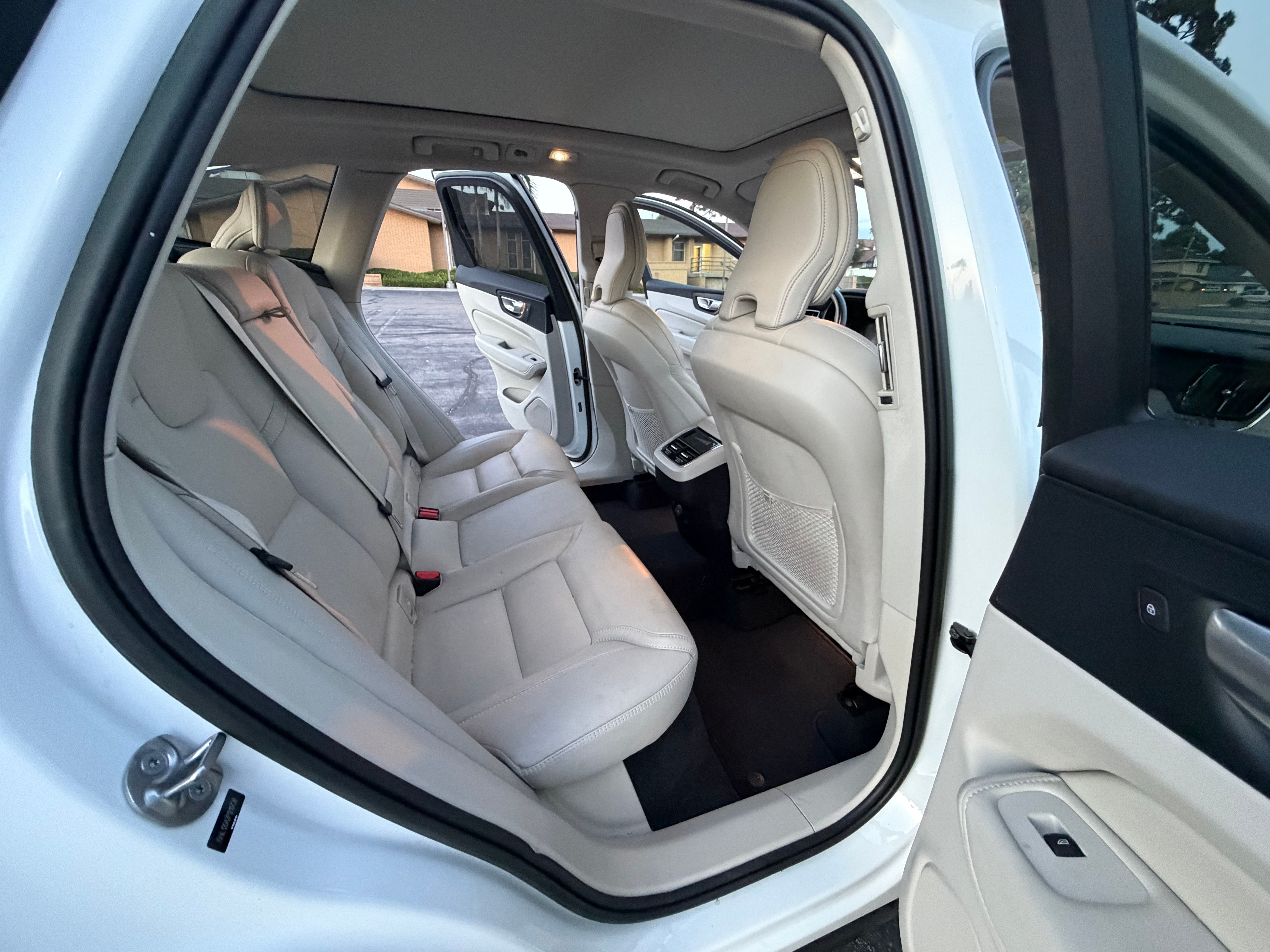 Used 2023 Volvo XC60 B5 Ultimate w/ Climate Package FWD image 9
