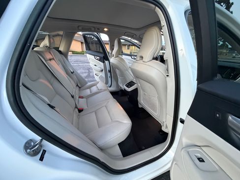 Used 2023 Volvo XC60 B5 Ultimate w/ Climate Package FWD image 9