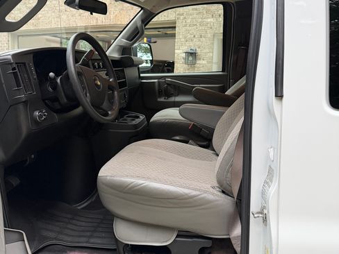 Used 2020 Chevrolet Express 3500 LT w/ LT Preferred Equipment Group RWD image 9