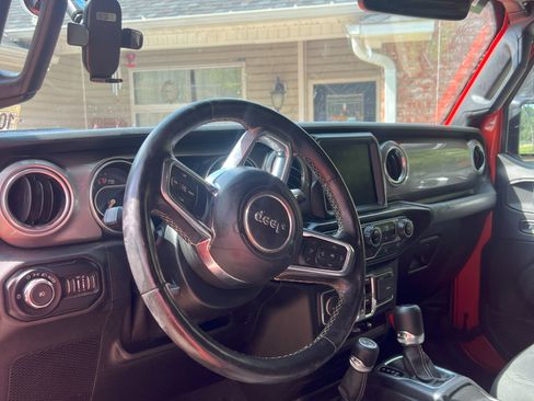 Used 2020 Jeep Wrangler Unlimited Sahara w/ Uconnect 4C Nav & Sound Group image 10