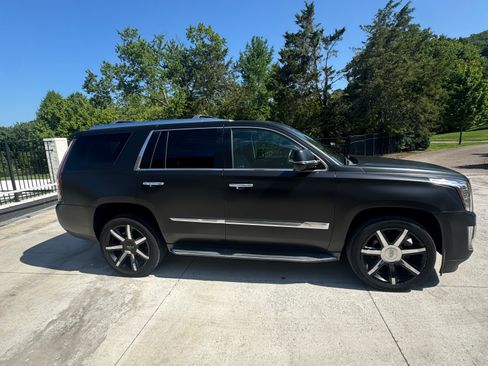 Used 2016 Cadillac Escalade Luxury RWD image 2