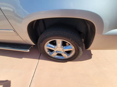 Used 2013 Chevrolet Avalanche LTZ AWD/4WD image 14