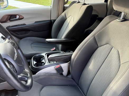 Used 2019 Chrysler Pacifica Touring Plus image 8