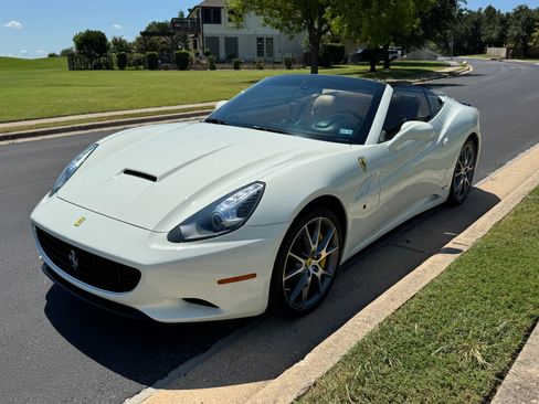 Used 2011 Ferrari California image 22