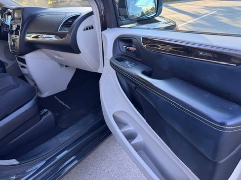 Used 2012 Chrysler Town & Country Touring image 14