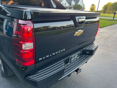 Used 2013 Chevrolet Avalanche LTZ AWD/4WD image 17