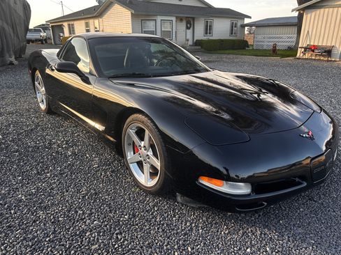 Used 1998 Chevrolet Corvette Coupe w/ Performance Handling Pkg image 12