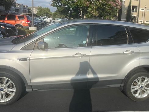 Used 2017 Ford Escape SE FWD image 2