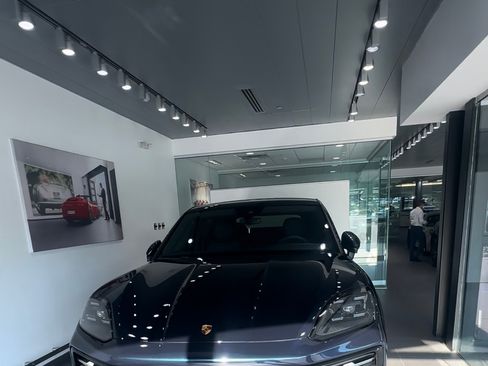 Used 2024 Porsche Cayenne Coupe image 2