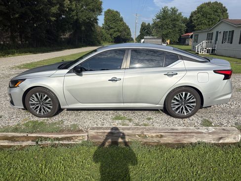 Used 2024 Nissan Altima 2.5 SV FWD image 1