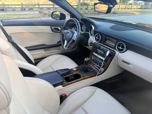 Used 2015 Mercedes-Benz SLK 250 image 16
