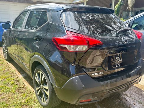Used 2020 Nissan Kicks SV image 2