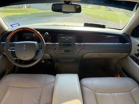 Used 2008 Lincoln Town Car Signature L RWD image 12