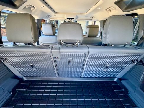 Used 2024 Land Rover Defender 110 X-Dynamic SE image 13