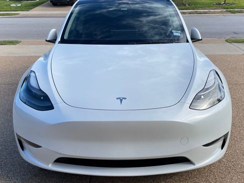 Used 2022 Tesla Model Y Long Range image 1