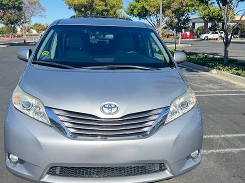 Used 2015 Toyota Sienna XLE image 1