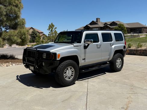 Used 2010 HUMMER H3 Luxury w/ Appearance Package image 4