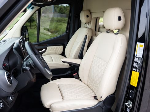 Used 2023 Mercedes-Benz Sprinter 3500 image 9