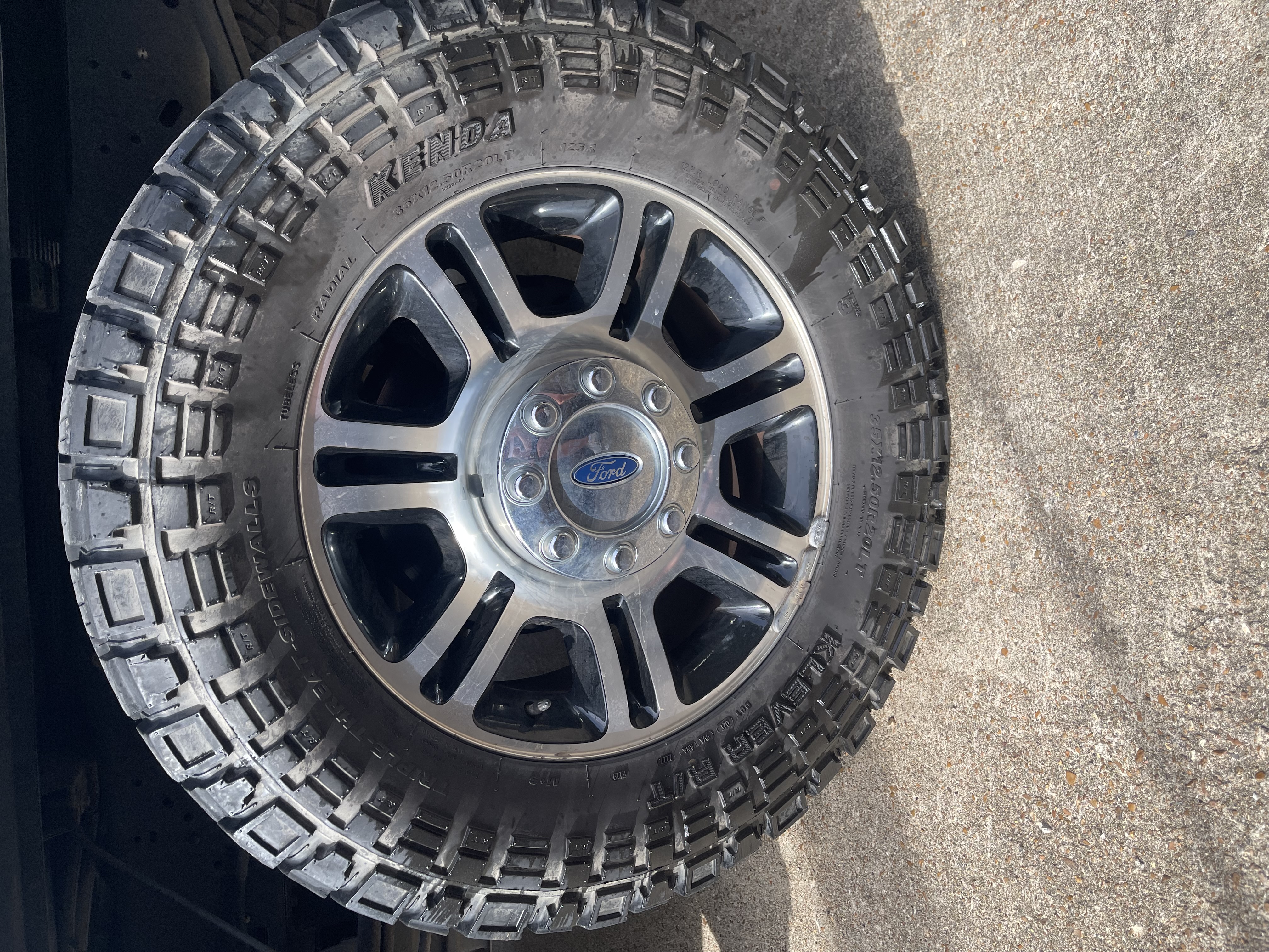Used 2014 Ford F250 Platinum AWD/4WD image 2