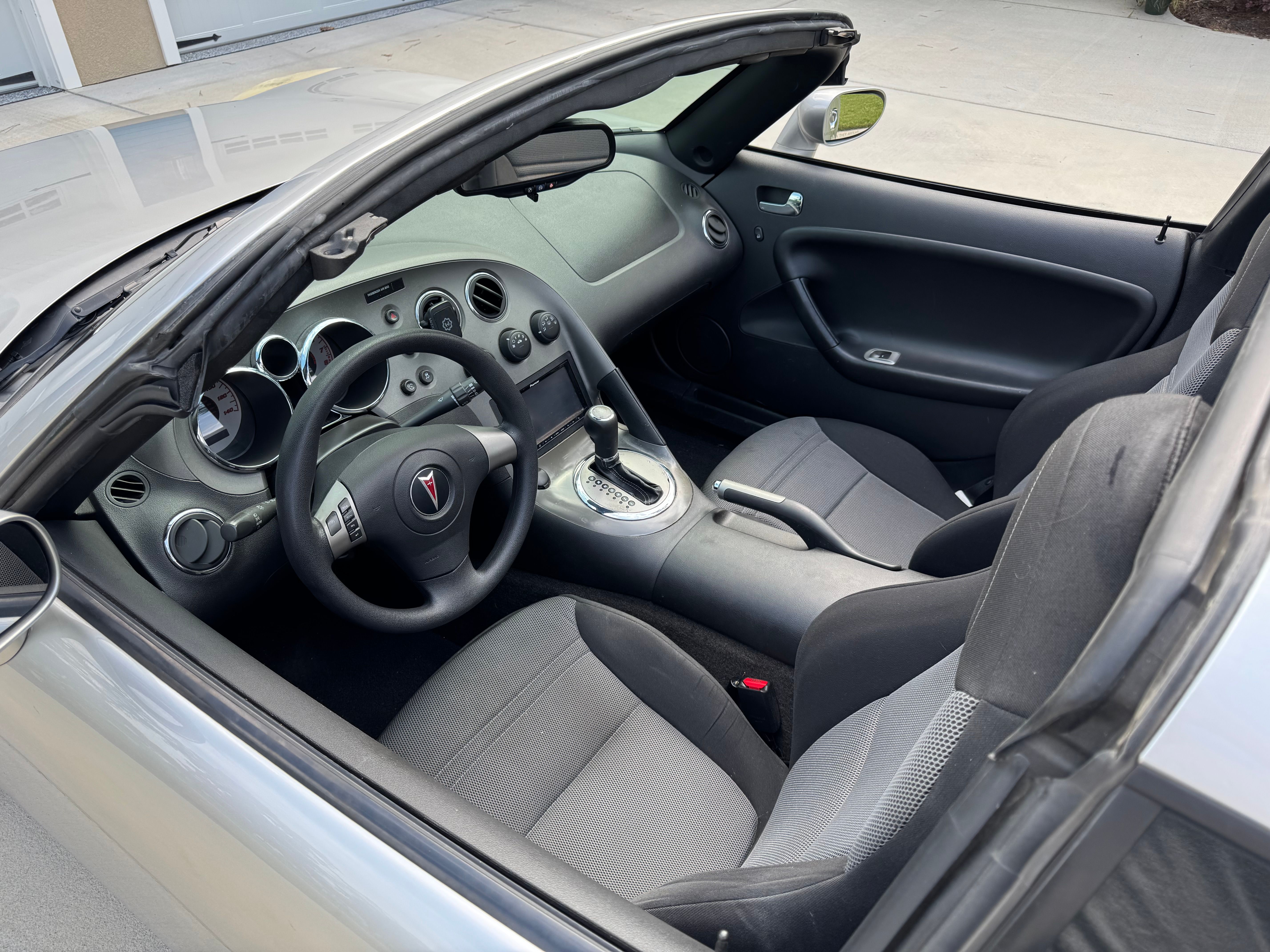 Used 2009 Pontiac Solstice Coupe RWD image 10