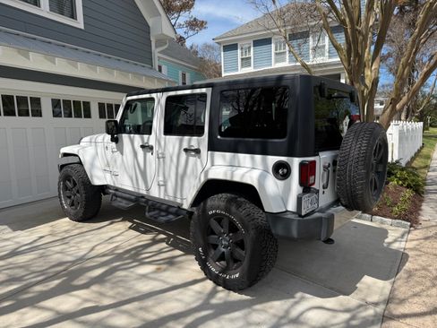 Used 2015 Jeep Wrangler Unlimited Sahara image 2