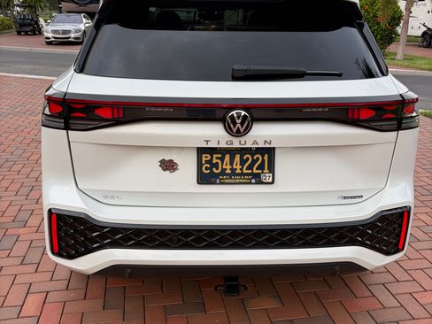 Used 2025 Volkswagen Tiguan SEL R-Line AWD/4WD image 5