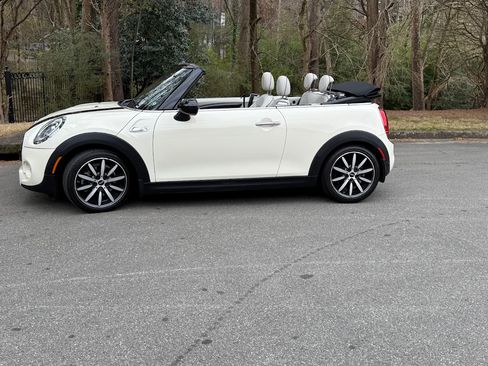 Used 2017 MINI Cooper S image 1