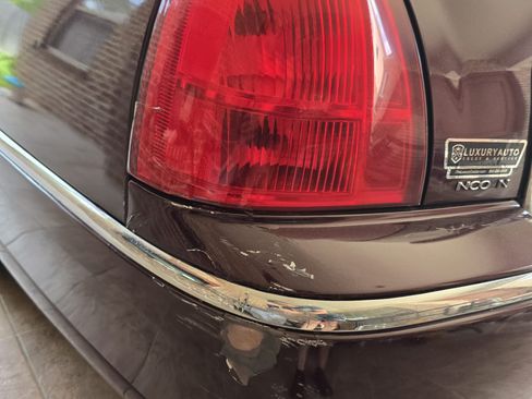 Used 2006 Lincoln Town Car Signature Limited image 22