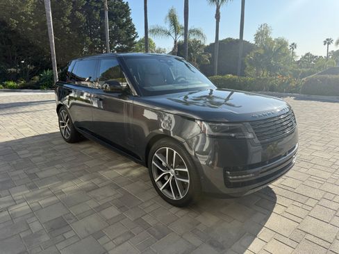 Used 2024 Land Rover Range Rover Long Wheelbase SE image 1