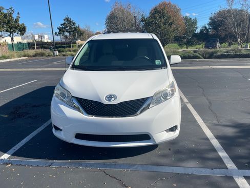 Used 2014 Toyota Sienna LE image 5