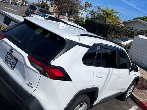 Used 2020 Toyota RAV4 LE w/ Carpet Mat Package image 15