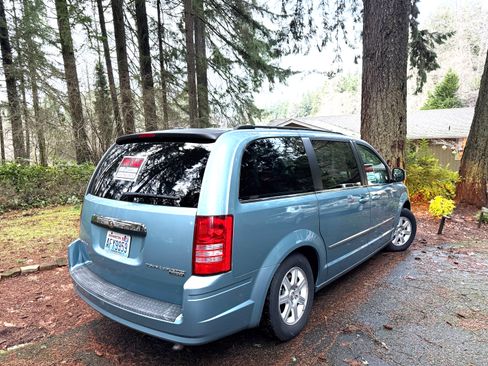 Used 2010 Chrysler Town & Country Touring image 4