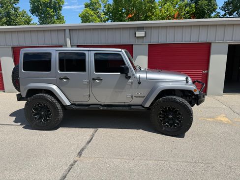 Used 2017 Jeep Wrangler Unlimited Sahara w/ Dual Top Group AWD/4WD image 5