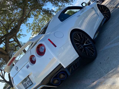 Used 2023 Nissan GT-R Premium w/ Premium Interior Package image 2