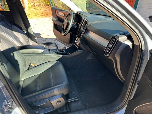 Used 2021 Volvo XC40 T5 Momentum image 15