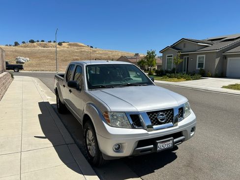 Used 2014 Nissan Frontier SV w/ SV Value Truck Package AWD/4WD image 5