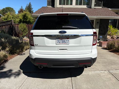 Used 2015 Ford Explorer XLT w/ Equipment Group 202A FWD image 4