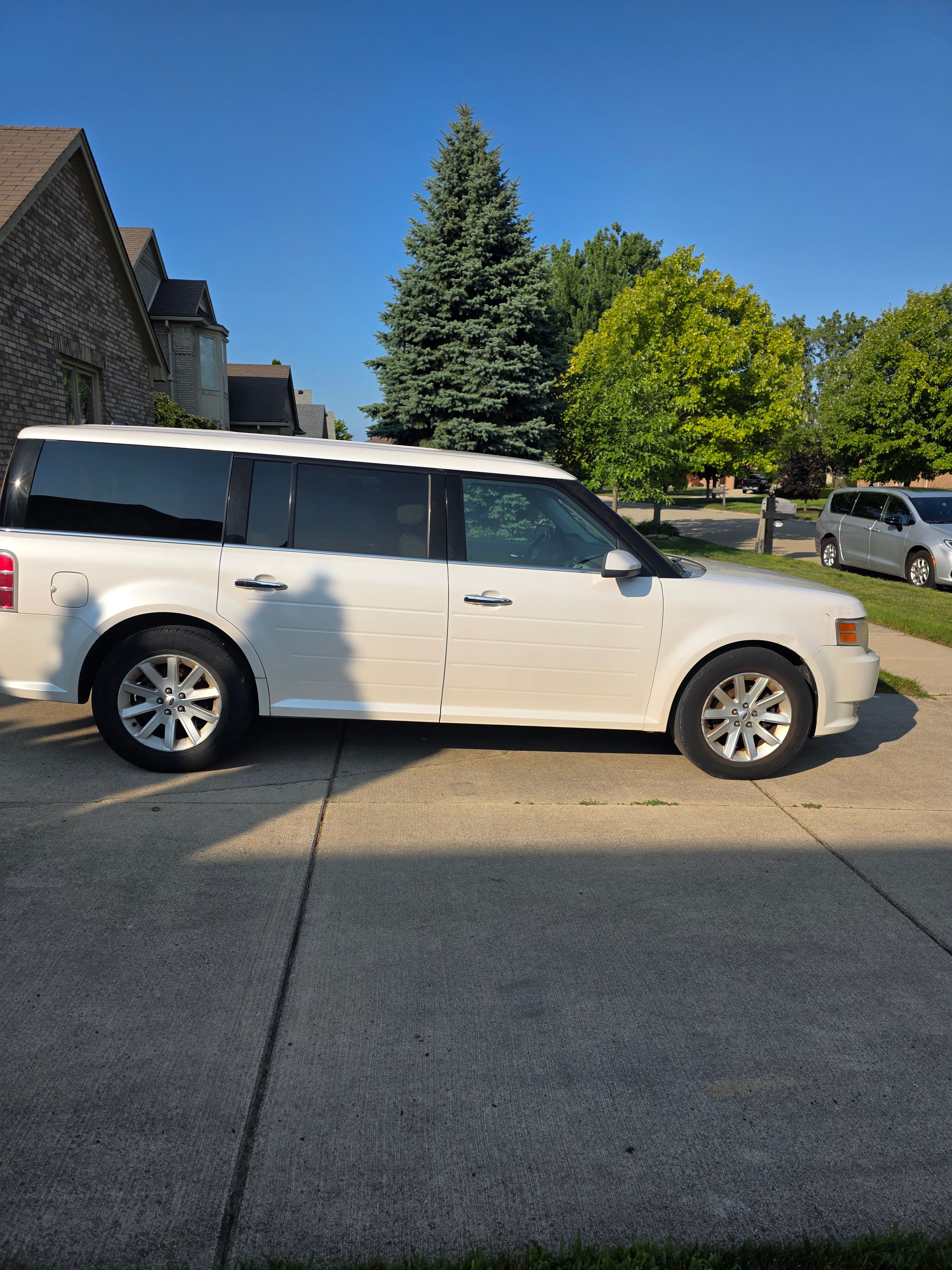 Used 2011 Ford Flex SEL w/ Rapid Spec Order Code FWD image 1